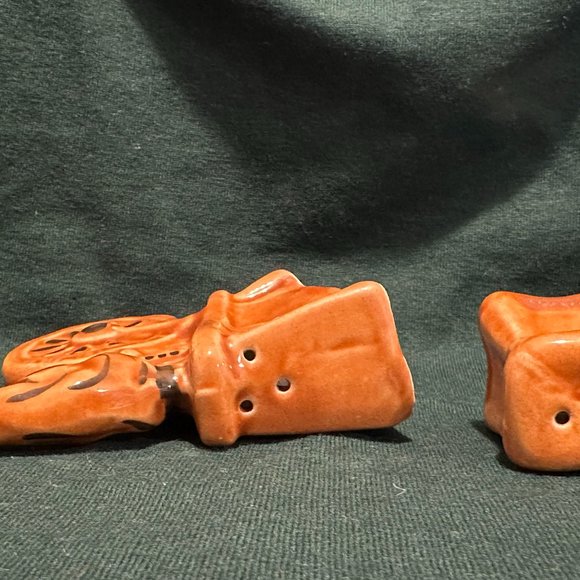 Vintage Spinning Wheel and Stool Salt and Pepper Shaker - Picture 4 of 5